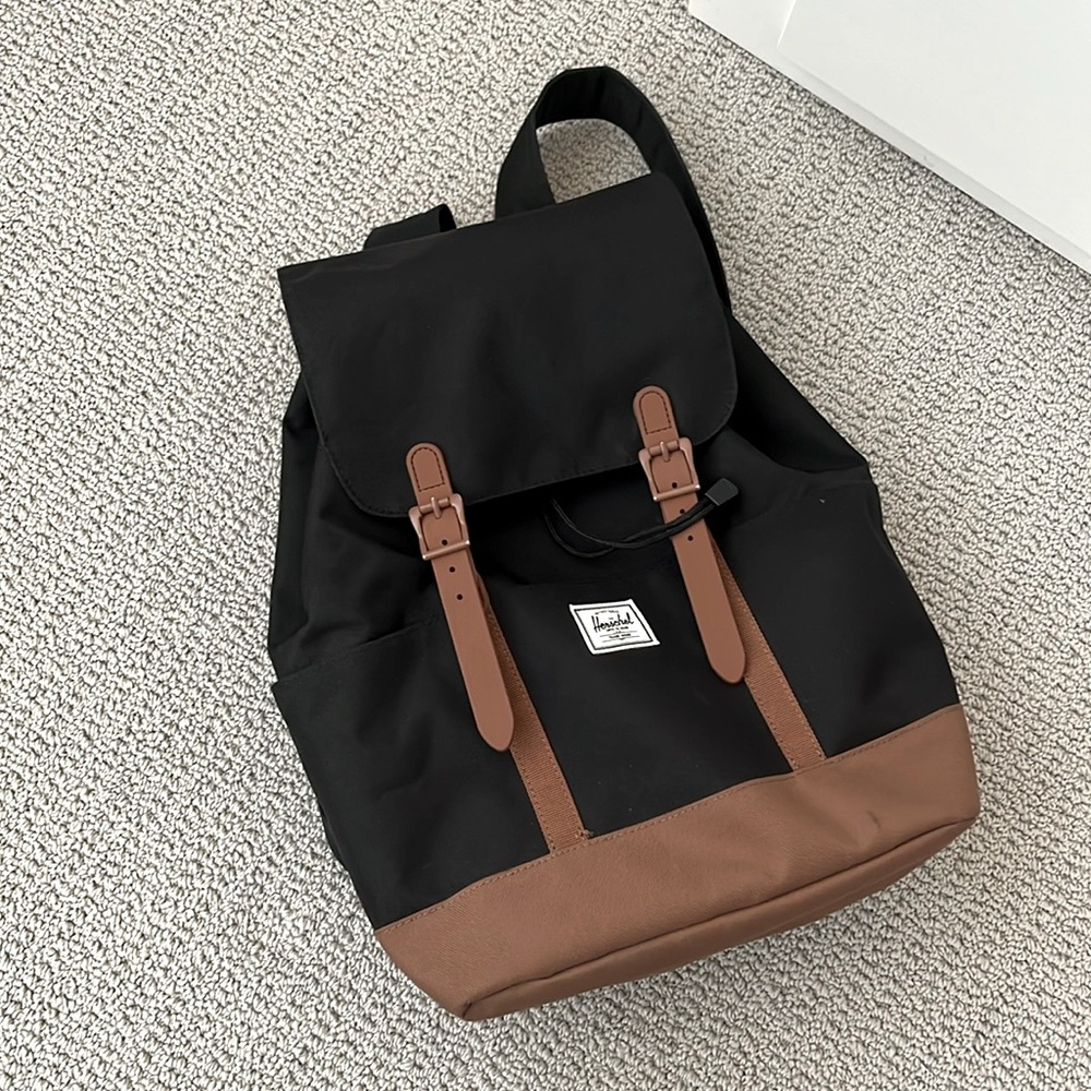 Herschel Retreat Small - Black, Eco Edition (Leather Free) - 17L